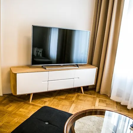 Luxurious - Na Porici 44 *