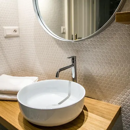 Luxurious - Na Porici 44 *
