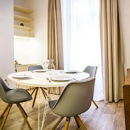 Luxurious - Na Porici 44 Prague